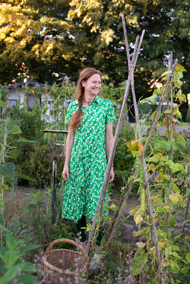 Maartje lachend in de moestuin